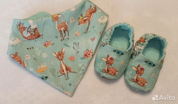 Пинетки и слюнявчик