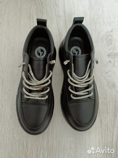 Кроссовки женские