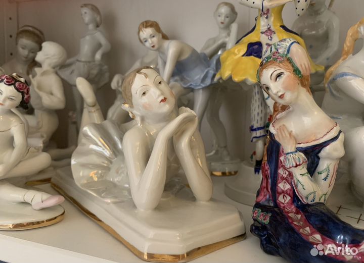 Фарфоровая статуэтка лежащая балерина