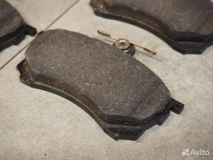 Колодки тормозные передние Mitsubishi Carisma (DA)