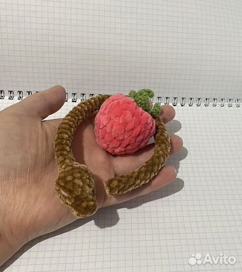 Вязанные игрушки змейка с малинкой