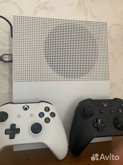 Xbox One s 2 геймпада 1tb