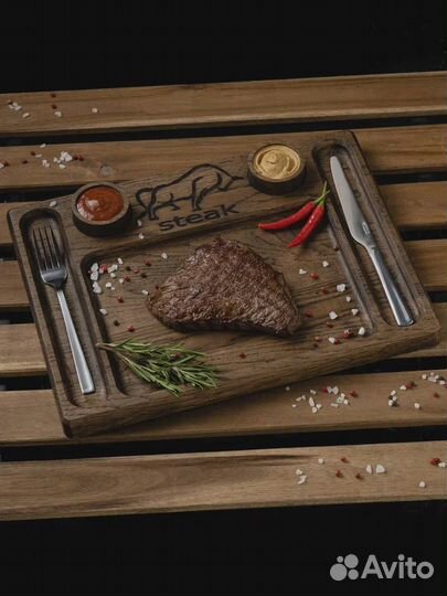 Темная сервировочная доска для подачи стейка