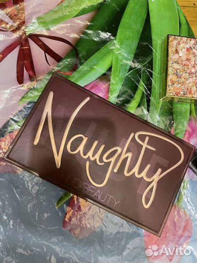 Палитра теней huda beauty Naughty Nude