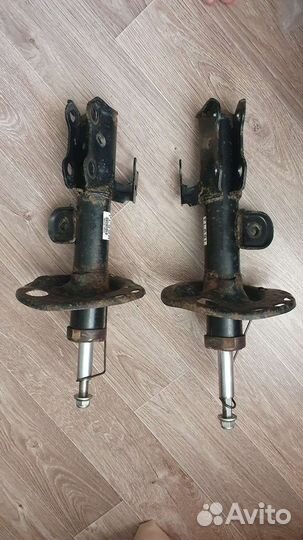 Амортизаторы стойки подвески toyota auris kyb