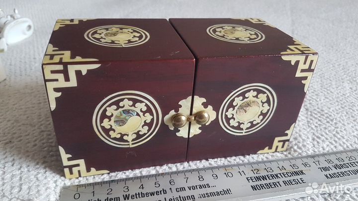 Шкатулка с инкрустацией перламутра