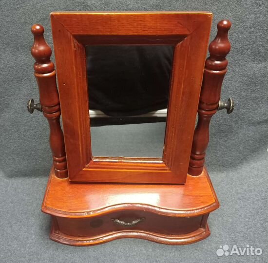 Небольшое настольное зеркало с ящичком