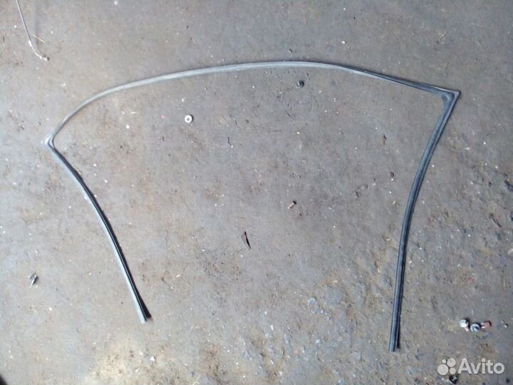 Уплотнитель лобового стекла низ LADA Kalina 2013