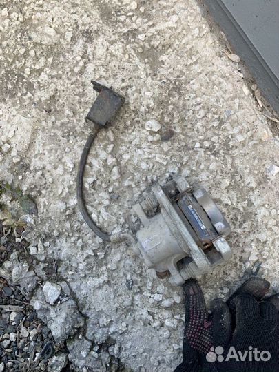 Задний правый суппорт Тойота Рав4 2013-2019