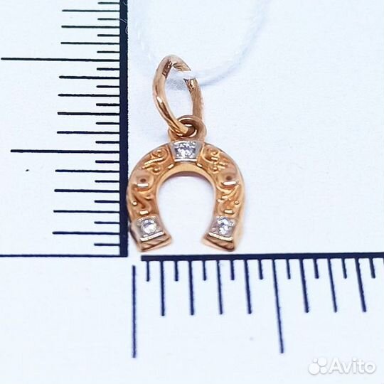 Золотая подвеска с камнем