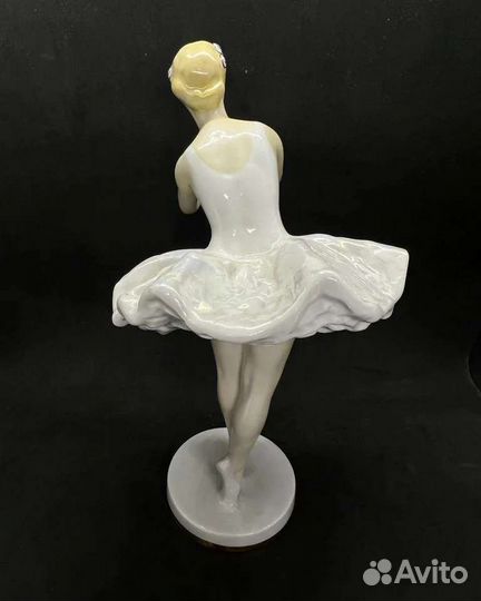 Балерина с цветком.Фарфоровая статуэтка