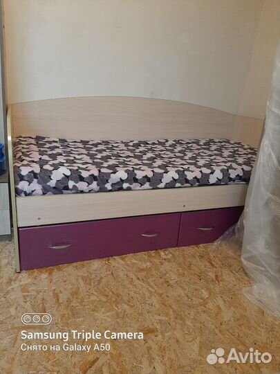 Кровать односпальная с ящиками и матрасом