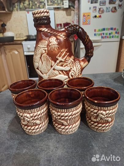 Глиняный кувшин для вина со стаканами