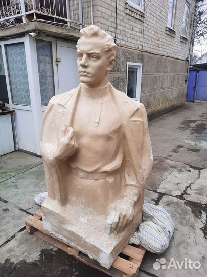 Бюст Монумент Ульянов Ленин