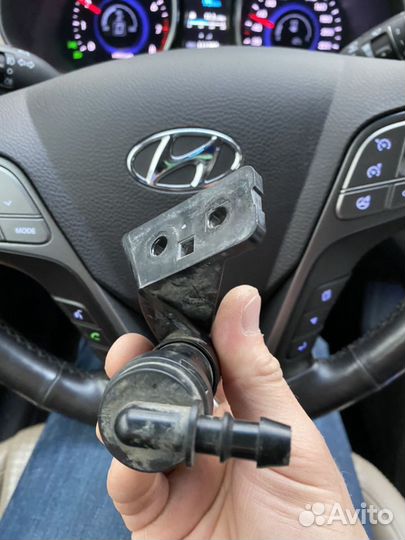 Форсунка омывателя фары левая Santa Fe 3 2012-2018