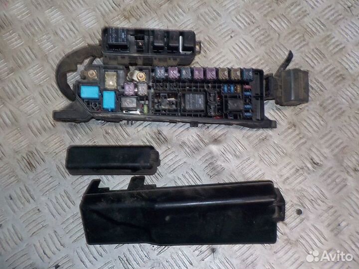 Блок предохранителей под капотом Mazda MPV 2