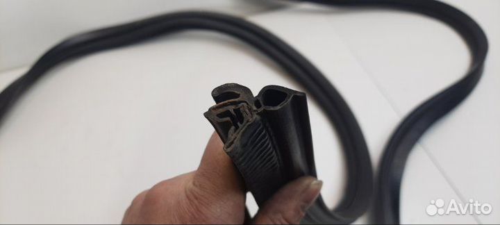 Уплотнительная резинка крышки багажника Ford Focus