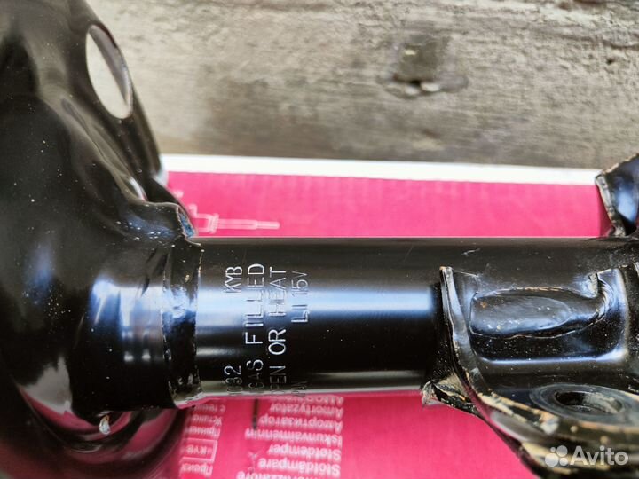 Продам передние стойки на toyota RAV4