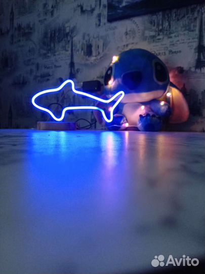 Неоновая вывеска готовая акула
