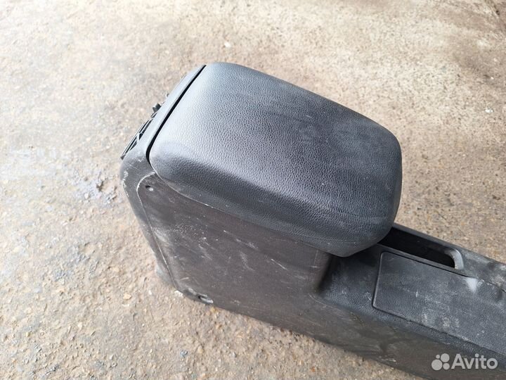 Подлокотник nissan x-trail t31