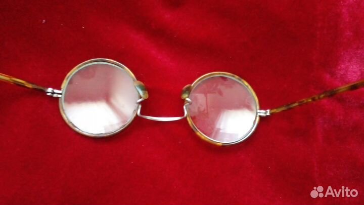 Старинные очки в роговой оправе