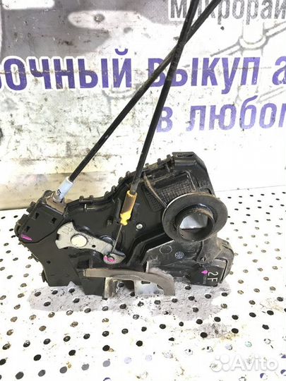 Замок двери передний правый Toyota Corolla 150