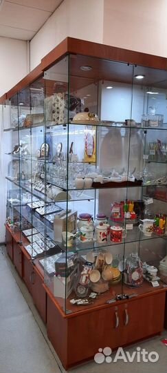 Прилавки, стеклянные витрины и стеллажи