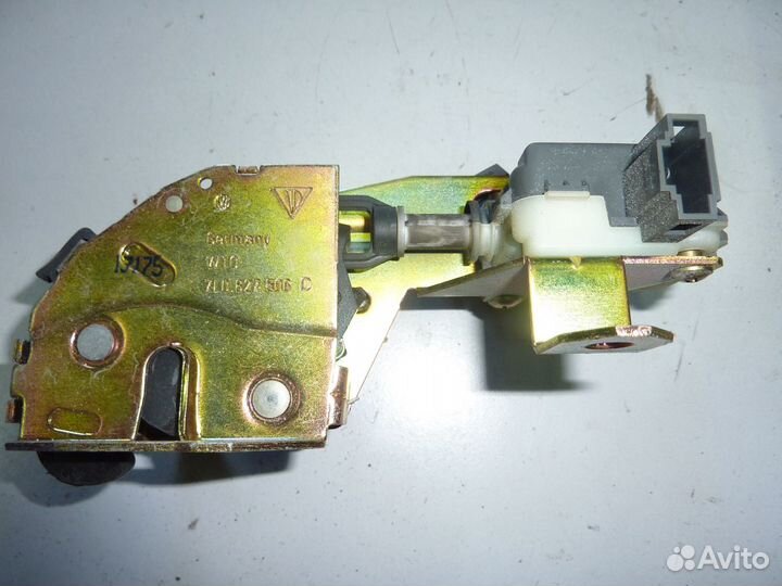 Замок стекла багажника Volkswagen Touareg 1