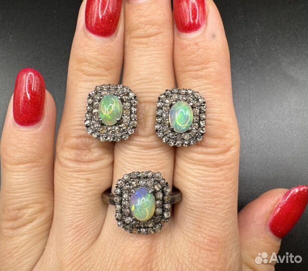 Комплект с опалом и бриллиантами серьги и кольцо