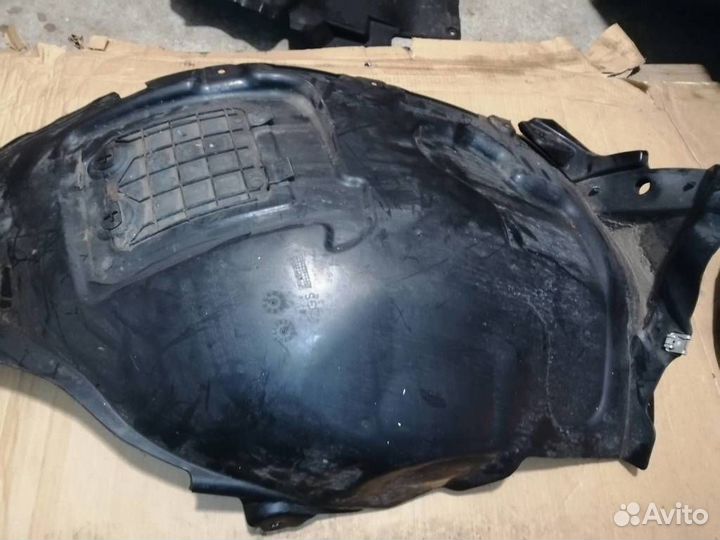 Подкрылок передний правый комплект Mercedes-Benz