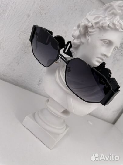 Солнцезащитные очки Versace