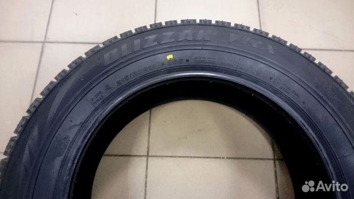 Bridgestone Blizzak VRX 235/40 R18 91S