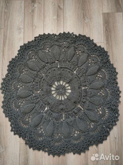 Вязанный коврик ручной работы