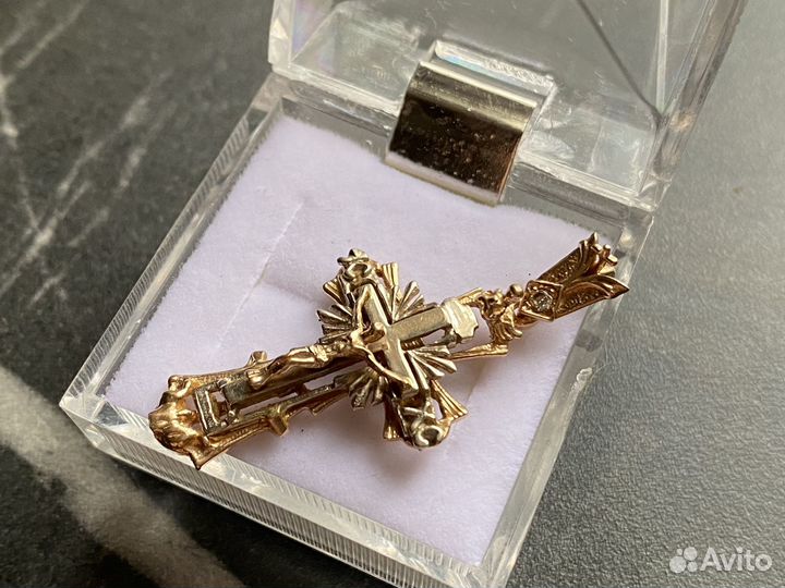 Золотой крест с бриллиантом