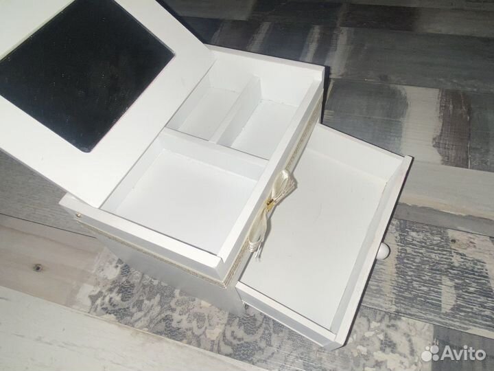 Металлическая шкатулка, деревянная шкатулка