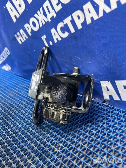 Петля двери Audi A6C6 седан 2005