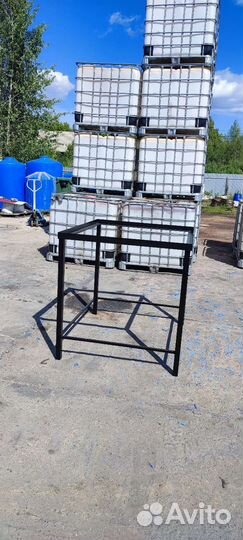 Стойка для еврокуба и устройство капельного полива