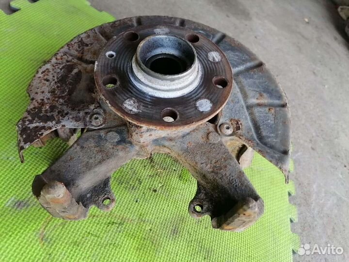 Кулак поворотный правый Фольксваген Гольф 5 плюс