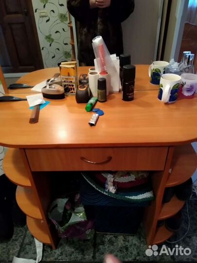 Стол туалетный или тумба в прихожую с полукруглым