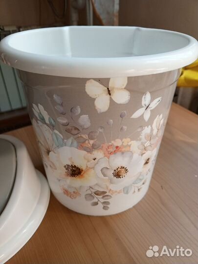 Ведро для мусора с подвижной крышкой