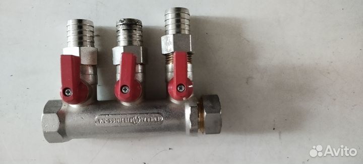 Коллектор с отсекающими шаровыми кранами 3 выхода
