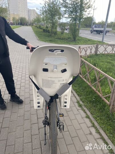 Кресло на велосипед и шлем decathlon