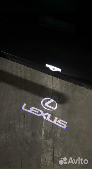 Проекция в двери lexus