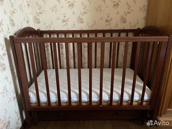 Детская кроватка с поперечным маятником