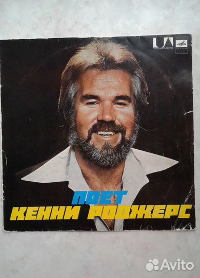 Поет Кенни Роджерс 1980 г