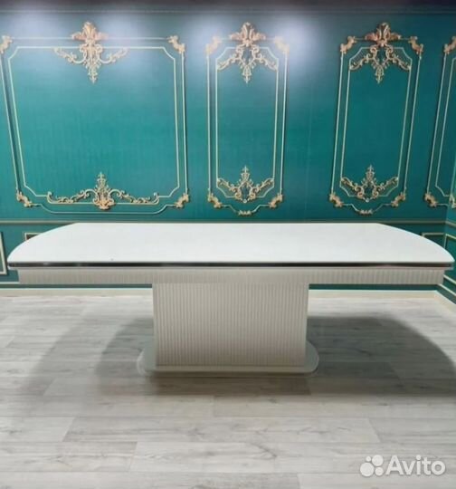 Кухонный стол и стулья в комплекте