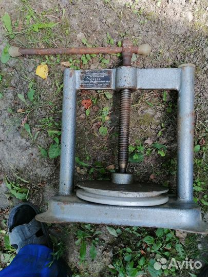 Пресс ручной винтовой для отжима ягод