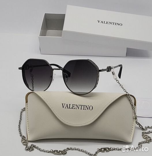 Солнцезащитные очки Valentino
