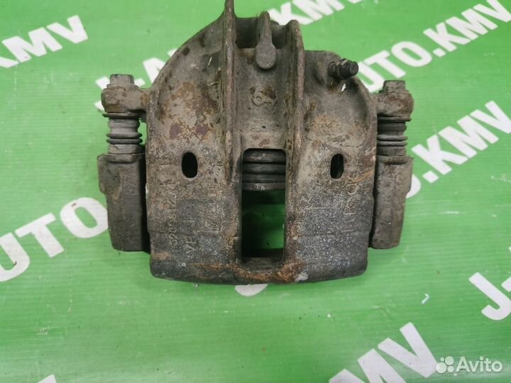 Суппорт Mitsubishi Carisma