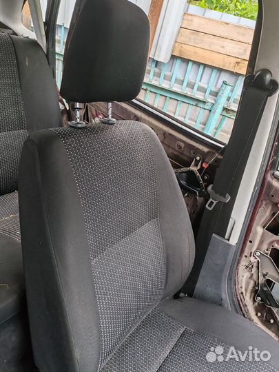 Сиденья передние гранта седан